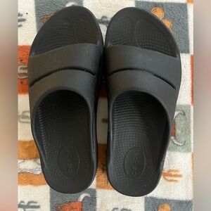 OOFOS black slides size W8 M6